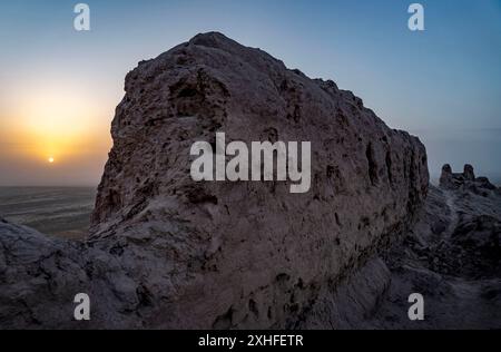 Die Festung von Elliq Qala, Karakalpakstan, bei Sonnenuntergang an einem klaren Tag Stockfoto