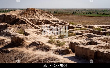 Die Festung von Elliq Qala, Karakalpakstan, bei Sonnenuntergang an einem klaren Tag Stockfoto