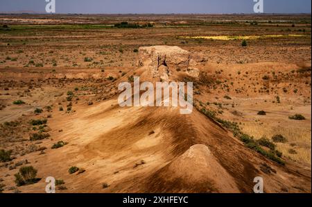 Die Festung von Elliq Qala, Karakalpakstan, bei Sonnenuntergang an einem klaren Tag Stockfoto