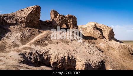 Die Festung von Elliq Qala, Karakalpakstan, bei Sonnenuntergang an einem klaren Tag Stockfoto