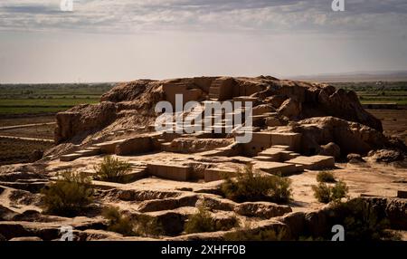 Die Festung von Elliq Qala, Karakalpakstan, bei Sonnenuntergang an einem klaren Tag Stockfoto