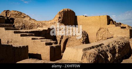 Die Festung von Elliq Qala, Karakalpakstan, bei Sonnenuntergang an einem klaren Tag Stockfoto