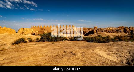 Die Festung von Elliq Qala, Karakalpakstan, bei Sonnenuntergang an einem klaren Tag Stockfoto