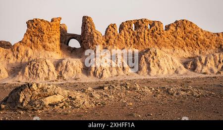 Die Festung von Elliq Qala, Karakalpakstan, bei Sonnenuntergang an einem klaren Tag Stockfoto