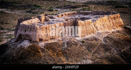 Die Festung von Elliq Qala, Karakalpakstan, bei Sonnenuntergang an einem klaren Tag Stockfoto