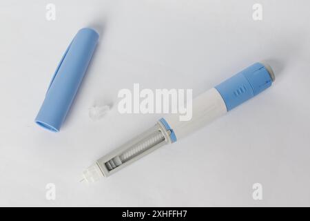 Blauer Selbstinjektionsstift mit Insulin oder Semaglutid-Makro auf weißem Hintergrund. Medikation, Diabetes und Medizinkonzept. Stockfoto