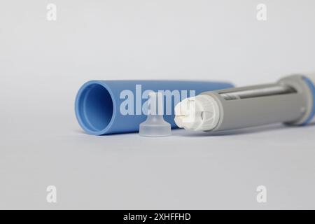 Blauer Semaglutid- oder Insulininjektions-Pen oder Insulinpatronen-Pen für Diabetiker. Medizinische Geräte für Diabetesparienten Stockfoto