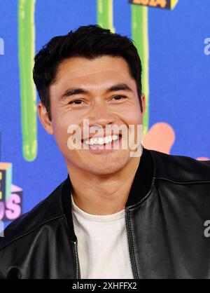 SANTA MONICA, KALIFORNIEN - 13. JULI: Henry Golding nimmt am 13. Juli 2024 an den Nickelodeon Kids' Choice Awards 2024 im Barker Hangar in Santa Monica, Kalifornien Teil. Quelle: Jeffrey Mayer/MediaPunch Stockfoto