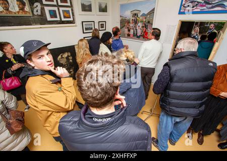 In einer kleinen Verkaufsgalerie in Rendham Suffolk, Großbritannien, gab es eine sehr anständige Menge, die ihre Mäntel trug, um einen privaten Blick auf verschiedene Künstler, Stile und Kunstwerke zu werfen. Stockfoto