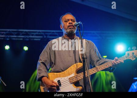 Kevin Jenkins Bass. Xettx, Deutschland, Gaildorf, 13.07.2024, 28. Bluesfest, 2024, Bluesfest, Shemekia Copeland USA, Kocherwiese Foto: A2 Bildagentur/Peter Hartenfelser *** Kevin Jenkins Bass xettx, Deutschland, Gaildorf, 13 07 2024, 28 Bluesfest, 2024, Bluesfest, Shemekia Copeland USA , Kocherwiese Foto A2 Bildagentur Peter Hartenfelser Stockfoto