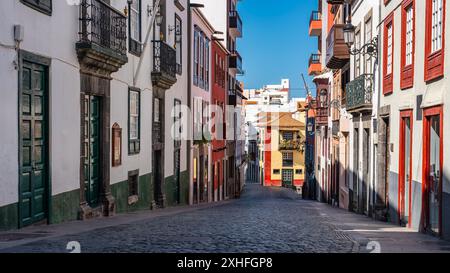 Panoramablick auf eine Straße in der Hauptstadt La Palma mit Häusern im Kolonialstil, die Kanarischen Inseln. Stockfoto