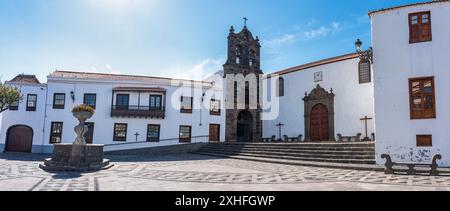 Brunnen und Kirchplatz im Kolonialstil mit weißen Wänden in Santa Cruz de la Palma, Kanarische Inseln. Stockfoto
