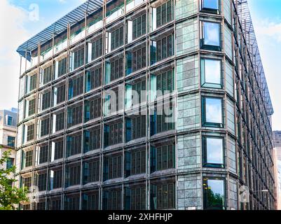 London, Vereinigtes Königreich - 5. Juli 2010: Gebäude von HSBC UK. Das Londoner Bürogebäude der Hongkong and Shanghai Banking Corporation. Stockfoto