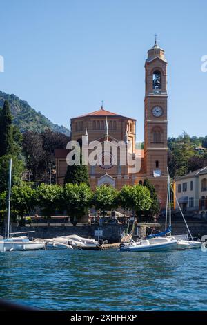 Ein malerischer Blick auf die Kirche San Lorenzo in Tremezzo, Italien Stockfoto