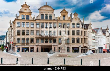 Brüssel, Belgien - 6. Juli 2010 : Place de l'Albertine mit Skulptur der Königin Elisabeth 1. Der öffentliche Platz wurde nach dem belgischen König Albert 1 benannt Stockfoto