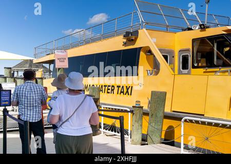 Alexandria, Virginia, USA - 1. Mai 2024: Menschen, die auf ein Wassertaxi auf dem Potomac River nach Washington DC warten. Stockfoto