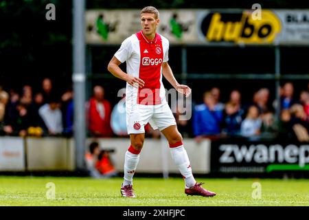Wezep, Niederlande. Juli 2024. WEZEP, 13-07-2024, Sportpark Mulderssingel, Football, Dutch eredivisie, Saison 2024/2025, während des Spiels Ajax - Rangers FC, Ajax Spieler Jakob Medic Credit: Pro Shots/Alamy Live News Stockfoto