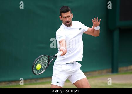 Novak Djokovic trainiert auf Platz 16 vor dem Gentlemen Final gegen Carlos Alcaraz (nicht abgebildet) am 14. Tag der Wimbledon Championships 2024 im All England Lawn Tennis and Croquet Club, London. Bilddatum: Sonntag, 14. Juli 2024. Stockfoto