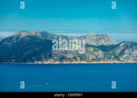 Wanderung zum Berg Talaia d'Alcúdia und Aussichtspunkt mit einem fantastischen Blick auf die Bucht von Alcúdia auf der Baleareninsel Mallorca - Spanien Stockfoto