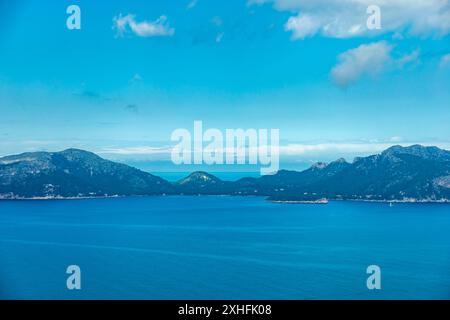 Wanderung zum Berg Talaia d'Alcúdia und Aussichtspunkt mit einem fantastischen Blick auf die Bucht von Alcúdia auf der Baleareninsel Mallorca - Spanien Stockfoto