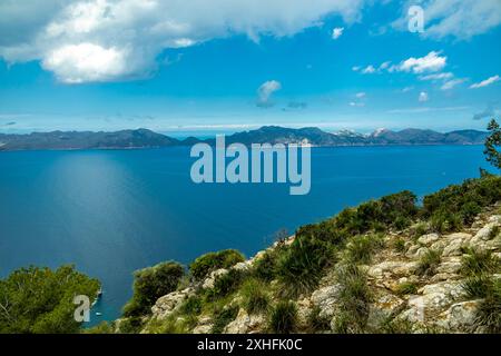 Wanderung zum Berg Talaia d'Alcúdia und Aussichtspunkt mit einem fantastischen Blick auf die Bucht von Alcúdia auf der Baleareninsel Mallorca - Spanien Stockfoto