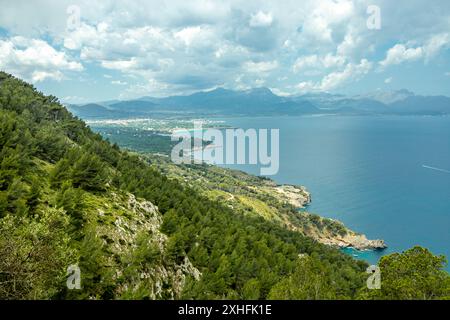 Wanderung zum Berg Talaia d'Alcúdia und Aussichtspunkt mit einem fantastischen Blick auf die Bucht von Alcúdia auf der Baleareninsel Mallorca - Spanien Stockfoto