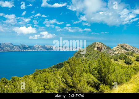 Wanderung zum Berg Talaia d'Alcúdia und Aussichtspunkt mit einem fantastischen Blick auf die Bucht von Alcúdia auf der Baleareninsel Mallorca - Spanien Stockfoto