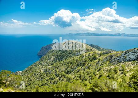 Wanderung zum Berg Talaia d'Alcúdia und Aussichtspunkt mit einem fantastischen Blick auf die Bucht von Alcúdia auf der Baleareninsel Mallorca - Spanien Stockfoto