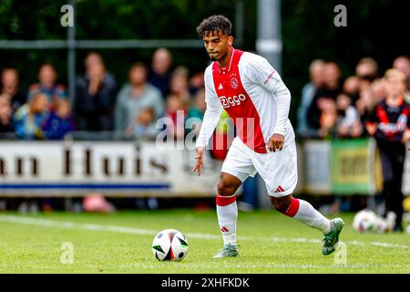 Wezep, Niederlande. Juli 2024. WEZEP, 13-07-2024, Sportpark Mulderssingel, Fußball, Friendly, Saison 2024/2025, während des Spiels Ajax - Rangers FC, Ajax Spieler Owen Wijndal Credit: Pro Shots/Alamy Live News Stockfoto