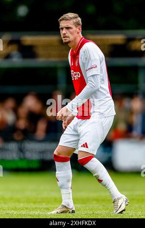 Wezep, Niederlande. Juli 2024. WEZEP, 13-07-2024, Sportpark Mulderssingel, Fußball, Friendly, Saison 2024/2025, während des Spiels Ajax - Rangers FC, Ajax Spieler Kenneth Taylor Credit: Pro Shots/Alamy Live News Stockfoto