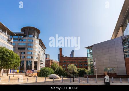 Postmoderne Bürogebäude mit Glas und hellgrauem Granit am historischen Barbirolli Square in Manchester. Stockfoto