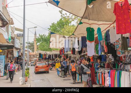 Geschäftiger traditioneller Markttag in der Stadt Mugla in der Türkei. Stockfoto