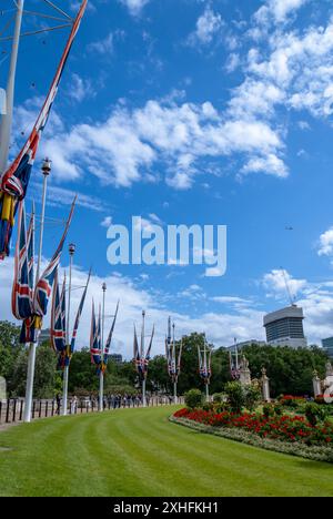 Die Union Jack fliegt an einem sonnigen Tag mit blauem Himmel entlang der Mall in London. Stockfoto