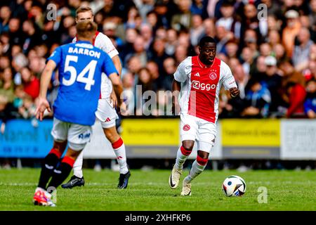 Wezep, Niederlande. Juli 2024. WEZEP, 13-07-2024, Sportpark Mulderssingel, Fußball, Friendly, Saison 2024/2025, während des Spiels Ajax - Rangers FC, Ajax Spieler Carlos Forbs Credit: Pro Shots/Alamy Live News Stockfoto