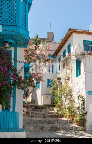 Malerische, enge Kopfsteinpflasterpfade und traditionelle Häuser in der Altstadt neben dem Osmanischen Schloss in Marmaris, Türkei. Stockfoto