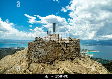 Wanderung zum Berg Talaia d'Alcúdia und Aussichtspunkt mit einem fantastischen Blick auf die Bucht von Alcúdia auf der Baleareninsel Mallorca - Spanien Stockfoto