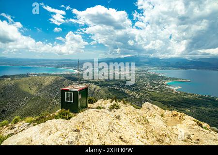 Wanderung zum Berg Talaia d'Alcúdia und Aussichtspunkt mit einem fantastischen Blick auf die Bucht von Alcúdia auf der Baleareninsel Mallorca - Spanien Stockfoto