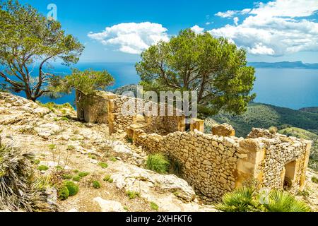 Wanderung zum Berg Talaia d'Alcúdia und Aussichtspunkt mit einem fantastischen Blick auf die Bucht von Alcúdia auf der Baleareninsel Mallorca - Spanien Stockfoto