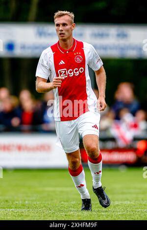 Wezep, Niederlande. Juli 2024. WEZEP, 13-07-2024, Sportpark Mulderssingel, Fußball, Friendly, Saison 2024/2025, während des Spiels Ajax - Rangers FC, Ajax Spieler Sivert Mannsverk Credit: Pro Shots/Alamy Live News Stockfoto