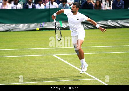 Novak Djokovic trainiert auf Platz 16 vor dem Gentlemen Final gegen Carlos Alcaraz (nicht abgebildet) am 14. Tag der Wimbledon Championships 2024 im All England Lawn Tennis and Croquet Club, London. Bilddatum: Sonntag, 14. Juli 2024. Stockfoto