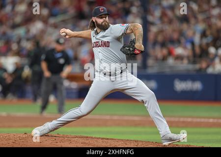 St. Petersburg, Florida, USA. Juli 2024. Der Cleveland Guardians Pitcher Hunter Gaddis (33) liefert am Samstag, den 13. Juli 2024 im Tropicana Field einen Platz während eines MLB-Spiels gegen die Tampa Bay Rays. Die Wächter schlugen die Strahlen 4-2. (Kreditbild: © Kim Hukari/ZUMA Press Wire) NUR REDAKTIONELLE VERWENDUNG! Nicht für kommerzielle ZWECKE! Stockfoto