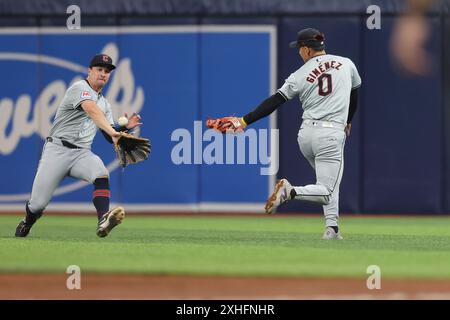 St. Petersburg, Florida, USA. Juli 2024. Jonny DeLuca (21) fliegt am Samstag, den 13. Juli 2024 im Tropicana Field zu Cleveland Guardians, dem zweiten Baseman Andrés Giménez (0) und dem Rechtsfeldspieler will Brennan (17). Die Wächter schlugen die Strahlen 4-2. (Kreditbild: © Kim Hukari/ZUMA Press Wire) NUR REDAKTIONELLE VERWENDUNG! Nicht für kommerzielle ZWECKE! Stockfoto