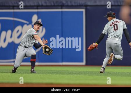 St. Petersburg, Florida, USA. Juli 2024. Jonny DeLuca (21) fliegt am Samstag, den 13. Juli 2024 im Tropicana Field zu Cleveland Guardians, dem zweiten Baseman Andrés Giménez (0) und dem Rechtsfeldspieler will Brennan (17). Die Wächter schlugen die Strahlen 4-2. (Kreditbild: © Kim Hukari/ZUMA Press Wire) NUR REDAKTIONELLE VERWENDUNG! Nicht für kommerzielle ZWECKE! Stockfoto