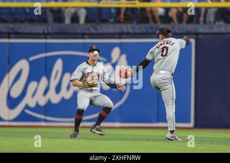 St. Petersburg, Florida, USA. Juli 2024. Jonny DeLuca (21) fliegt am Samstag, den 13. Juli 2024 im Tropicana Field zu Cleveland Guardians, dem zweiten Baseman Andrés Giménez (0) und dem Rechtsfeldspieler will Brennan (17). Die Wächter schlugen die Strahlen 4-2. (Kreditbild: © Kim Hukari/ZUMA Press Wire) NUR REDAKTIONELLE VERWENDUNG! Nicht für kommerzielle ZWECKE! Stockfoto