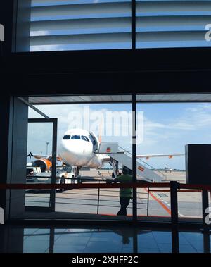 EasyJet Flugzeug Betankung und Wartung Check, Athen International Airport ( Eleftherios Venizelos ). Griechenland Stockfoto