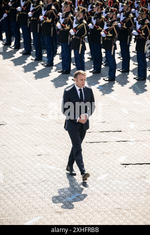 Der französische Präsident Emmanuel Macron läuft allein während der jährlichen Militärparade am Bastille-Tag auf der Avenue Foch, die in diesem Jahr die Olympischen Spiele und den 80. Jahrestag der Befreiung Frankreichs feiert, in Paris, Frankreich, am 14. Juli, 2024.Foto: Eliot Blondet/ABACAPRESS. COM Credit: Abaca Press/Alamy Live News Stockfoto