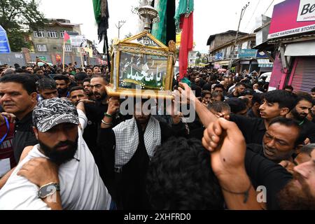 Srinagar, Jammu Und Kaschmir, Indien. Juli 2024. Schiitische muslimische Trauer nehmen am siebten Tag der Ashura an einer Muharram-Prozession in Srinagar Teil (Foto: © Basit Zargar/ZUMA Press Wire). Nicht für kommerzielle ZWECKE! Stockfoto