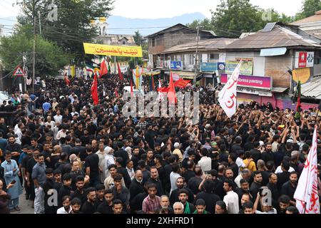 Srinagar, Jammu Und Kaschmir, Indien. Juli 2024. Schiitische muslimische Trauer nehmen am siebten Tag der Ashura an einer Muharram-Prozession in Srinagar Teil (Foto: © Basit Zargar/ZUMA Press Wire). Nicht für kommerzielle ZWECKE! Stockfoto