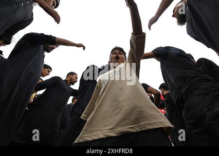 Srinagar, Jammu Und Kaschmir, Indien. Juli 2024. Schiitische muslimische Trauer nehmen am siebten Tag der Ashura an einer Muharram-Prozession in Srinagar Teil (Foto: © Basit Zargar/ZUMA Press Wire). Nicht für kommerzielle ZWECKE! Stockfoto