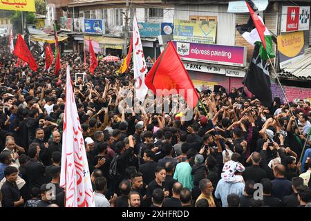 Srinagar, Jammu Und Kaschmir, Indien. Juli 2024. Schiitische muslimische Trauer nehmen am siebten Tag der Ashura an einer Muharram-Prozession in Srinagar Teil (Foto: © Basit Zargar/ZUMA Press Wire). Nicht für kommerzielle ZWECKE! Stockfoto